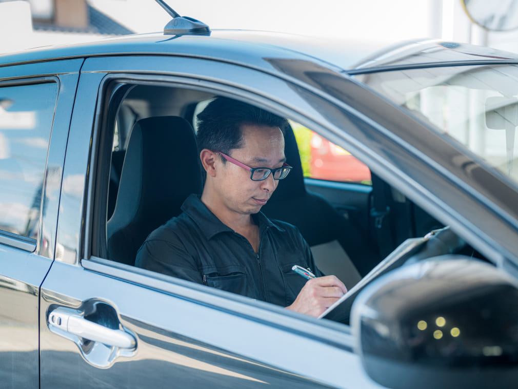 車の整備をしている様子