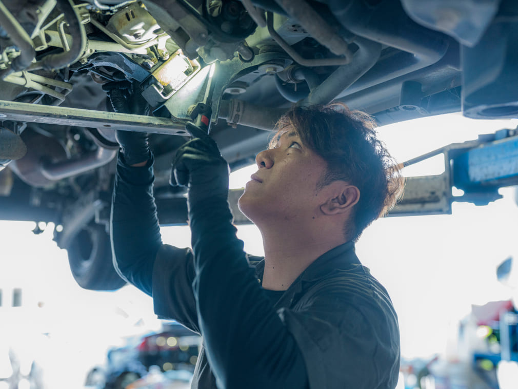 車の整備をしている様子