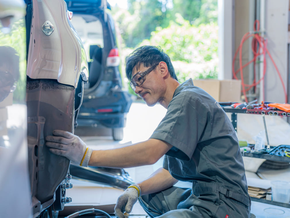 車の修理をしている様子